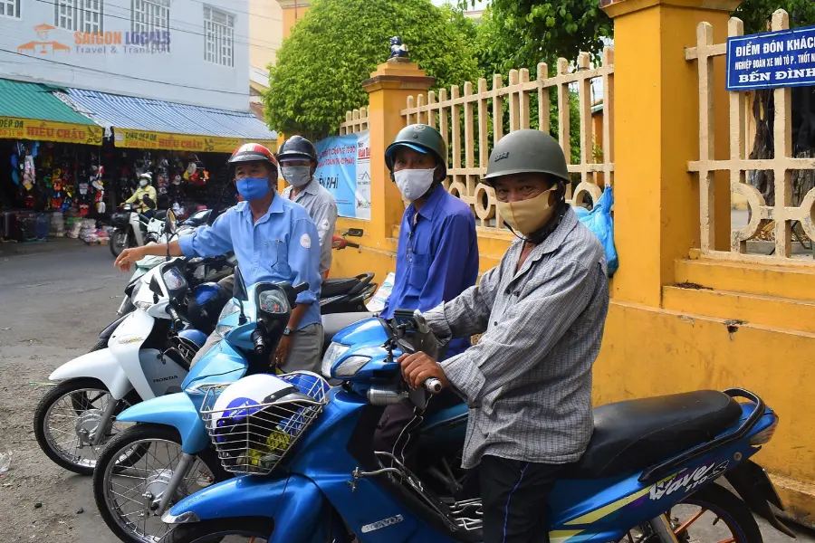 Traditional xe om riders